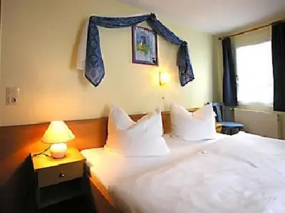 Ein Bett oder Betten in einem Zimmer der Unterkunft Apartment FEWO Geranie by Interhome