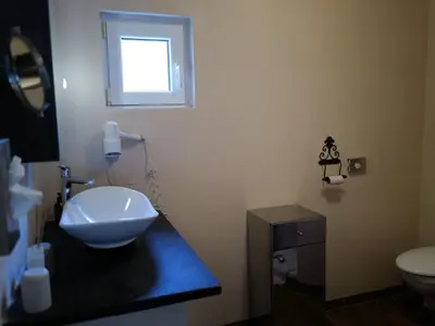 Ein Badezimmer in der Unterkunft Apartment Schiefer Blick- Wohnung mit Terrasse und Balkon by Interhome