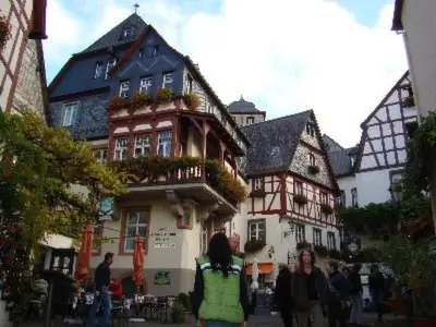 Das Gebäude in dem sich das Ferienhaus befindet