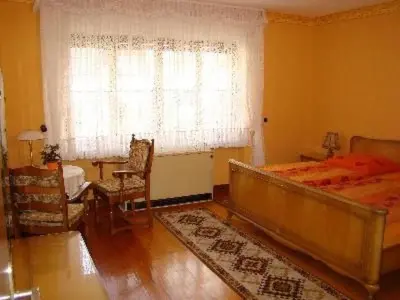 Ein Bett oder Betten in einem Zimmer der Unterkunft Holiday Home Altes Winzerhaus in Mesenich by Interhome
