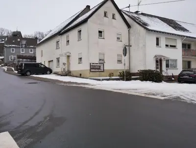 Das Gebäude in dem sich das Ferienhaus befindet