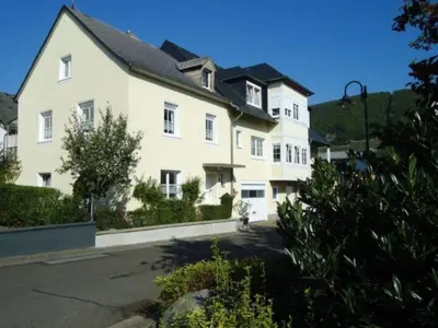 Das Gebäude in dem sich das Ferienhaus befindet