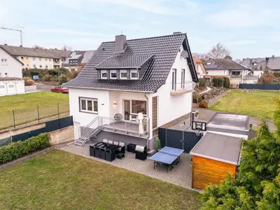 Das Gebäude in dem sich das Ferienhaus befindet