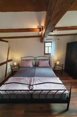 Ein Bett oder Betten in einem Zimmer der Unterkunft Holiday Home Romantisches Fachwerkhaus zwischen Rhein und Mosel by Interhome