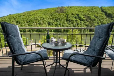 Ein allgemeiner Bergblick oder ein Berglick von des Privatzimmers aus