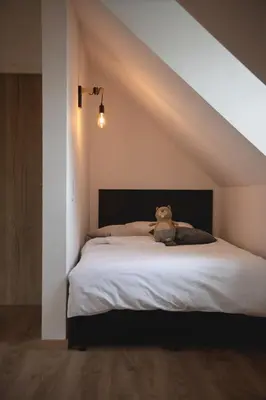 Ein Bett oder Betten in einem Zimmer der Unterkunft Hofgut Eveshausen Familienquartier Chalet 6-11 Gäste