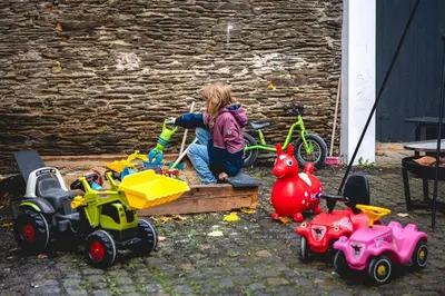 Kinder, die in der Unterkunft Hofgut Eveshausen Familienquartier Chalet 6-11 Gäste übernachten