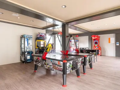 Eine Spielezimmer in der Unterkunft Hambachtal Holiday Park Family Hideaway