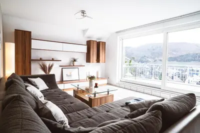Ein Sitzbereich in der Unterkunft Panoramablick - Großzügige Ferienwohnung mit Panorama- & Burgblick