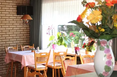 Ein Restaurant oder anderes Speiselokal in der Unterkunft Haus Sonnenschein