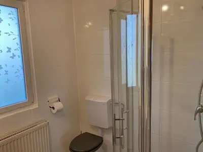 Ein Badezimmer in der Unterkunft Holiday Home Chalet mit Garten- Grill und Terrasse by Interhome