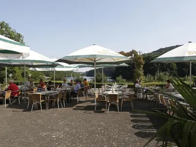 Ein Restaurant oder anderes Speiselokal in der Unterkunft Holiday Home mit Garten im Naturpark Südeifel by Interhome