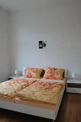 Ein Bett oder Betten in einem Zimmer der Unterkunft Apartment Wohnung in einem historischen Gebäude mit Balkon und Blick auf die Mosel by Interhome