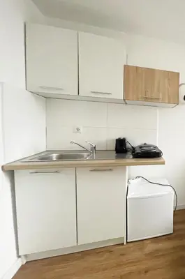 Küche/Küchenzeile in der Unterkunft Ferienzimmer mit Küche mitten im Zentrum perfekt um die Stadt zu erkunden