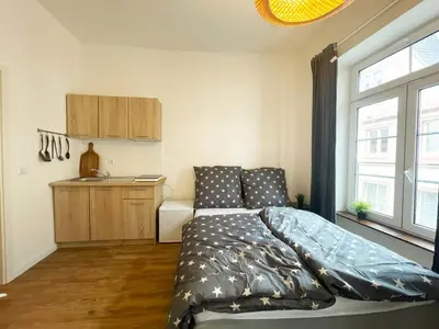 Ein Bett oder Betten in einem Zimmer der Unterkunft Ferienzimmer mit Küche mitten im Zentrum perfekt um die Stadt zu erkunden