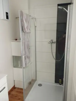 Ein Badezimmer in der Unterkunft Ferien Monteur Wohnung Nikki