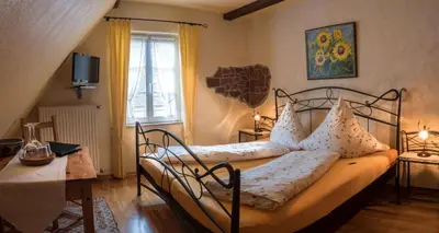 Ein Bett oder Betten in einem Zimmer der Unterkunft Weingut Herrenhof Andrea Thielen