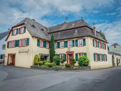 Das Gebäude in dem sich der Bauernhof befindet