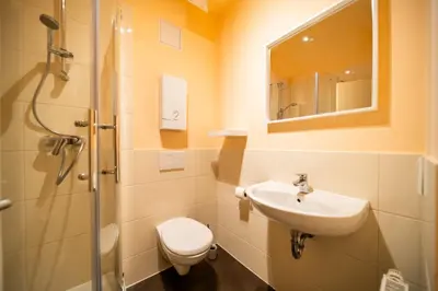 Ein Badezimmer in der Unterkunft LLR Design Apartment am Bahnhof - Palermo Peach