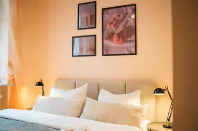 Ein Bett oder Betten in einem Zimmer der Unterkunft LLR Design Apartment am Bahnhof - Palermo Peach