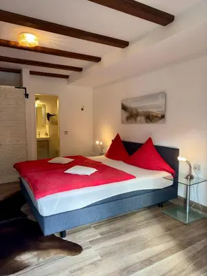 Ein Bett oder Betten in einem Zimmer der Unterkunft Haus Edeltrud - Ferienwohnung Moselufer