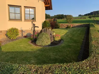 Ein Garten an der Unterkunft Zwei stilvolle Gästezimmer mit exklusivem Bad