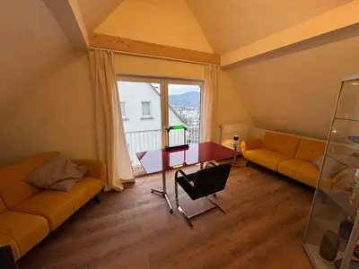 Ein Sitzbereich in der Unterkunft Sonnige Design-Dachwohnung mit Fernblick