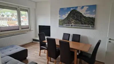 Ein Sitzbereich in der Unterkunft II Schöne Wohnung in Bingen mit phantastischem Blick auf die Nahe, Fewo für Monteure-B