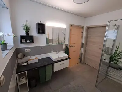 Ein Badezimmer in der Unterkunft mosel-hikebike-Klosterblick