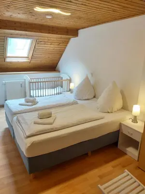 Ein Bett oder Betten in einem Zimmer der Unterkunft Ferienanlage - Am Moselufer