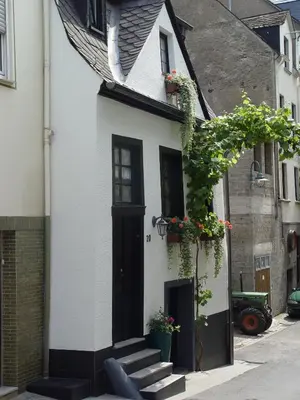 Das Gebäude in dem sich das Ferienhaus befindet
