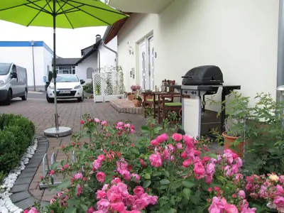 Ein Garten an der Unterkunft Weingut u. Gästehaus Menten