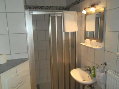 Ein Badezimmer in der Unterkunft Weingut u. Gästehaus Menten