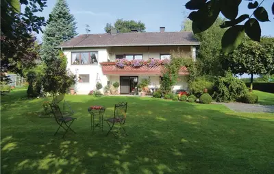 Ein Garten an der Unterkunft Awesome Apartment In Nusbaum With Wifi