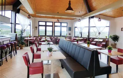 Ein Restaurant oder anderes Speiselokal in der Unterkunft 2 Bedroom Cozy Home In Gerolstein