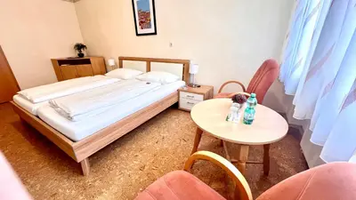 Ein Bett oder Betten in einem Zimmer der Unterkunft Hotel zur Loreley - Garni