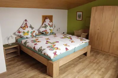 Ein Bett oder Betten in einem Zimmer der Unterkunft Ferienwohnung Erika