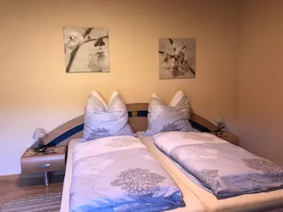 Ein Bett oder Betten in einem Zimmer der Unterkunft Ferienwohnung Moselpension Gwosch