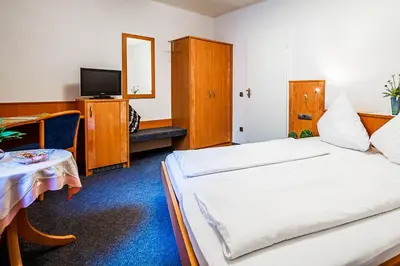 Ein Bett oder Betten in einem Zimmer der Unterkunft Hotel Quellenhof