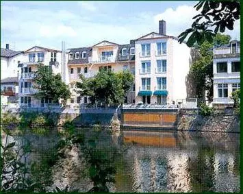 Blick auf einen Fluss in der Nähe des Hotels