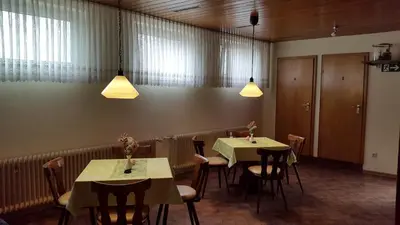 Ein Restaurant oder anderes Speiselokal in der Unterkunft Zur Dorfschänke