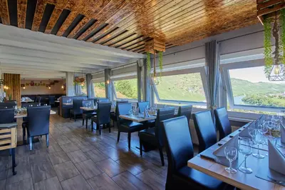 Ein Restaurant oder anderes Speiselokal in der Unterkunft Hotel Restaurant Würzig in Ürzig