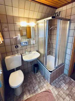 Ein Badezimmer in der Unterkunft Pension Milberg Assmannshausen