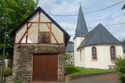 Das Gebäude in dem sich das Ferienhaus befindet