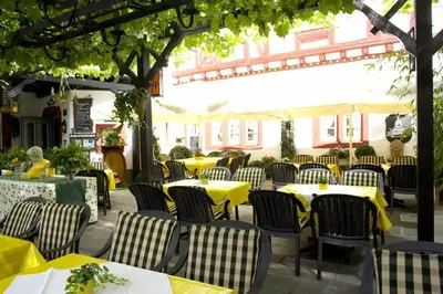 Ein Restaurant oder anderes Speiselokal in der Unterkunft Hotel Rheingraf