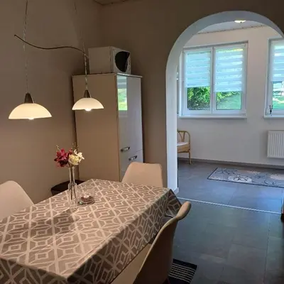 Ein Sitzbereich in der Unterkunft Ferienwohnung Am Garten