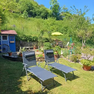 Ein Garten an der Unterkunft Ferienwohnung Am Garten