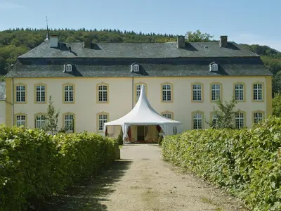 Das Gebäude in dem sich das Ferienhaus befindet