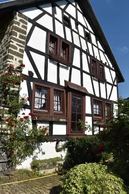 Das Gebäude in dem sich das Ferienhaus befindet