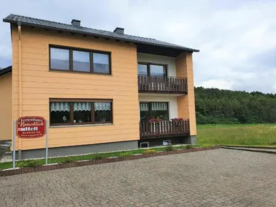 Das Gebäude in dem sich das Ferienhaus befindet
